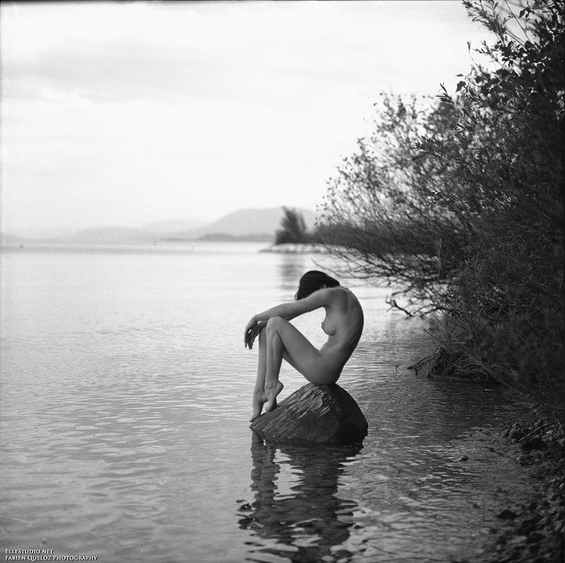 annuaire photographes suisse romande, Art Nude film photography, the naked lady by the lake, July 2012, Neuchâtel, Switzerland - http://www.fabienqueloz.com - FabienQueloz de Neuchâtel