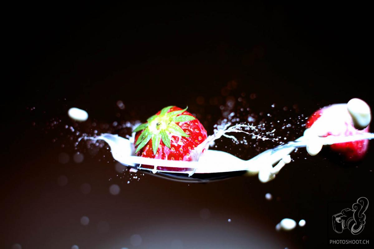 annuaire photographes suisse romande, Lâché de fraises sur cuillère de lait sauce au coup de flash - http://www.photoshoot.ch - Séb de Vevey