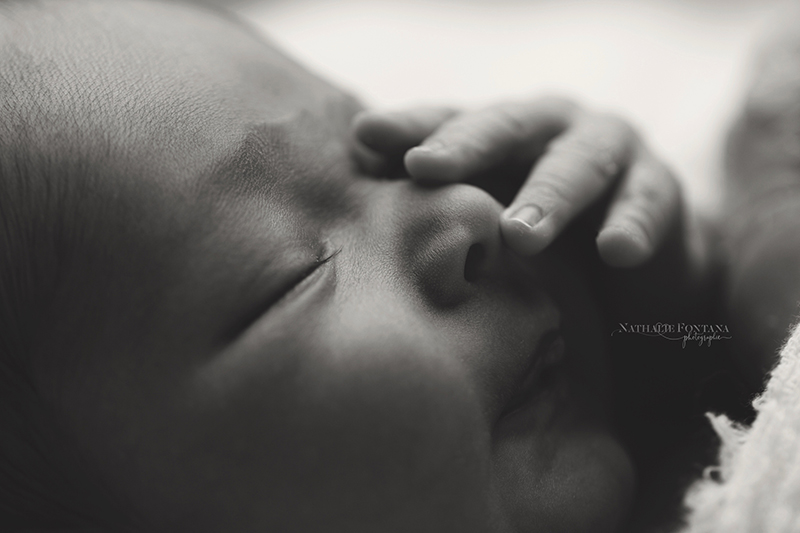 annuaire photographes suisse romande, Macro photographie lors d'une séance nouveau-né réalisée dans mon studio à Genève - http://www.nathaliefontana.ch - Nathalie Fontana de Genève