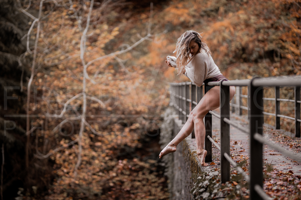 annuaire photographes suisse romande, Danseuse contemporaine accrochée à la barrière rouillée d'un vieux pont dans une forêt aux  couleurs d'automne - http://www.fredvaudroz.com - FredVaudroz de Montreux