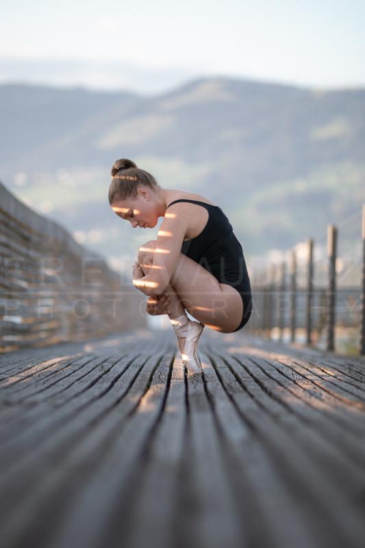 annuaire photographes suisse romande, Danseuse de ballet accroupie en pointe sur un vieux pont en bois au levé du soleil - http://www.fredvaudroz.com - FredVaudroz de Montreux